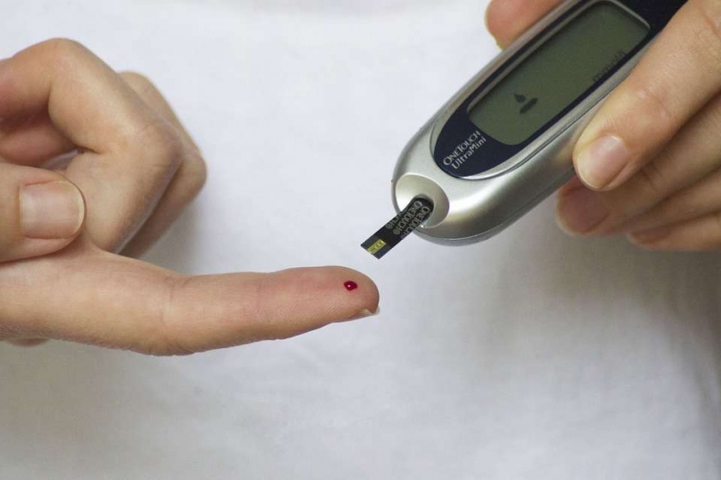 新生儿血糖低观察多久小儿低血糖吃什么好呢